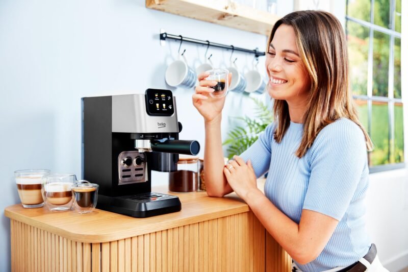 Beko CaffeExperto CEP5304X – Semi-Automatic Espresso Machine with Colour Touch Display & Integrated Milk Jug, Dual Nozzle, 15-Bar, Silver - Image 8